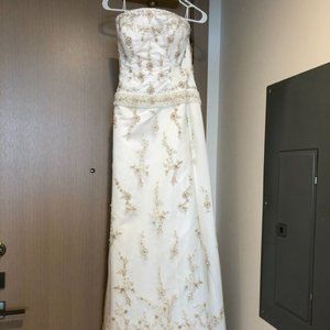 Maggie Sottero Haute Couture strapless wedding dress! New, never altered!